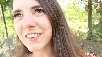 Reproducir Sexo anal en público para la pequeña adolescente alemana mina en una recogida en el festival wacken