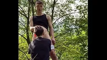 Reproducir Twink colgado chupa una polla gruesa en el bosque y hace una gran corrida en su cara