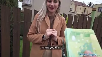 تشغيل الوكيل العام لطيف شقراء ومضات ثدييها المرحة مقابل المال والملاعين الديك ضخمة في الطابق السفلي