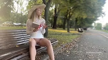 Putar Istri saya memamerkan vaginanya kepada orang-orang di taman. tidak ada celana dalam di depan umum.