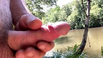 Riproduci Lasciare i vestiti al fiume