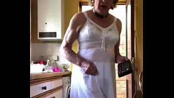 Riproduci Elettrostimolazione del travestito in lingerie - johanna clayton