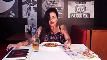 Oynat Ateşli kız yemek yerken vibratör hissediyor
