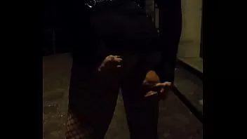 Odtwórz Dziś wieczorem wykonuję publicznie anal z dużym dildem, kiedy na ulicy nie ma już ludzi.