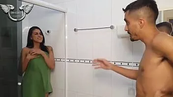 تشغيل أمسكت بزميلي الجمهوري وهو يستحم وانظر ماذا حدث.