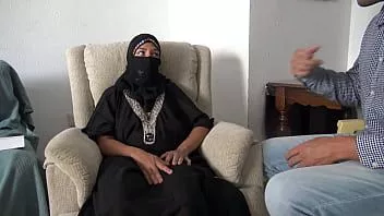 Redare Doctorul șochează milf musulmană cu un tratament special cu penisul său mare