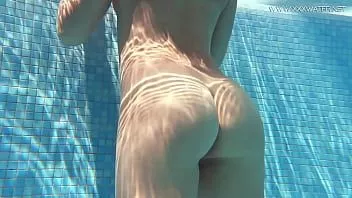 play Jessica lincoln gets horny and naked in the pool