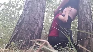 play Ci siamo nascoste sotto un albero dalla pioggia e abbiamo fatto sesso per scaldarci - ragazze lesbiche illusioniste