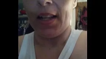 تشغيل البلل يقطر من هذه الثدي الضخمة... عفوًا، سكب مشروبًا على قميصي!!