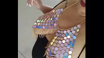 Riproduci Mia moglie è un'esibizionista sexy, adoro vederla mostrare le sue grandi tette con piercing.