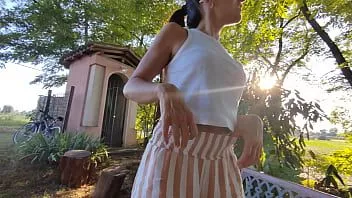播放 自行车道上知名的大荡妇在长凳上被操，但拖拉机毁了一切