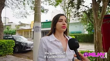 Oynat Sahte sapık muhabir sokakta azgın bir Brezilyalı modeli yakalıyor.