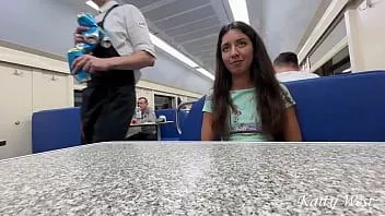 Jouer Ramassage public dans le train - une femme trompe son mari avec un inconnu et se fait baiser dans le compartiment suivant