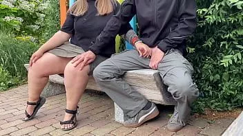 Putar MILF asing seksi biarkan aku cum di taman di bangku cadangan