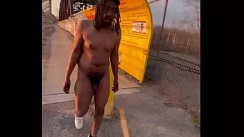 Jouer Une promenade nue et potelée se branle et se fait prendre