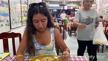 Odtwórz Katty je lunch w azjatyckiej kawiarni bez majtek i publicznie pokazuje cipkę