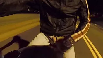 Reproduzir 2 noites de passeios de bicicleta com meu pau de fora