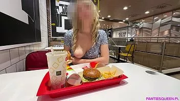 Putar Pirang panas berkedip dan melakukan masturbasi vagina besar yang dipompa di restoran umum