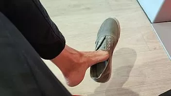 Putar Permainan sepatu, permainan kaki, menjuntai, mencelupkan dan menjatuhkan sepatu saya yang rusak di depan umum
