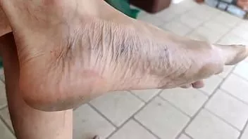 播放 脚和鞋底很脏，在公共场合裸体