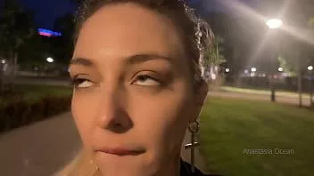 Reproduzir Recolha de vagabunda sem vergonha na rua. estranho amassou seus seios em um parque público.