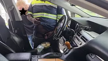 Reproduzir Oh meu deus!!! cliente pegou o entregador de comida se masturbando com sua salada césar (no carro)