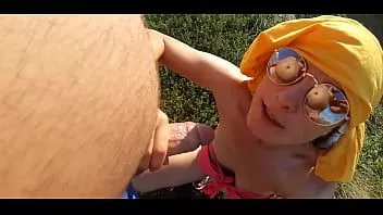 play El vecino le chupa la polla en público y le lame las pelotas muy mojadas