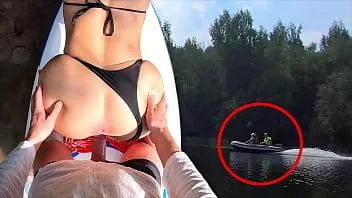 Jouer Nous avons été remarqués - une baise en plein air très risquée au bord de la rivière - Alisa Lovely