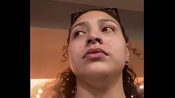 play Grande perdedora humilhada em público e gozando na frente de todos porque perdeu uma partida de sinuca