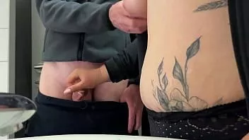 play Madrastra gorda satisfizo a su yerno en un primer plano de un baño público