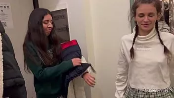 Jouer Ils ont ramassé deux beautés avec un ami et les ont baisées durement