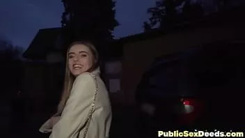 play Pequeña zorra pública de 19 años perforada en pov por una gran polla blanca