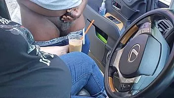 play Saya meminta orang asing di pinggir jalan untuk melakukan masturbasi dan cum di dalam es kopi saya (masturbasi umum) seks di luar mobil