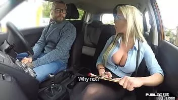 Abspielen Vollbusiger Fahrlehrer lutscht Schüler im Auto