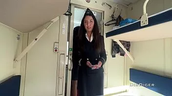 Jouer Elle a séduit le conducteur du train et l'a baisée pendant qu'elle faisait une pause