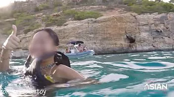 play Sexo real en público al aire libre, mostrando el coño y creampie bajo el agua