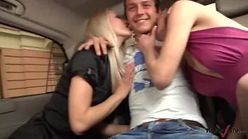 play Tres chicas sexys necesitan una polla caliente en la helada Praga