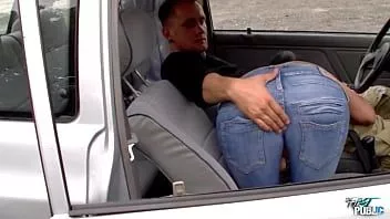 play Chica sexy cachonda mientras conduce un auto, así que toma la polla de su novio y la folla directamente al lado del estacionamiento