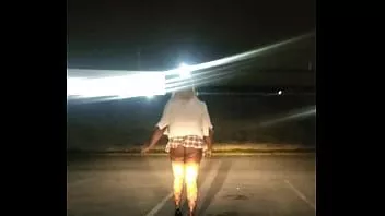 تشغيل يتجول في ساحة انتظار السيارات في المركز التجاري