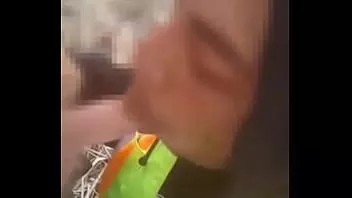 Jouer Fellation publique dans un champ d'un ouvrier d'usine, obtient une bouche de sperme