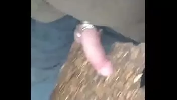play Caminando bajo la lluvia con una erección.