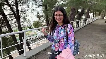play Belleza recogida en público follada y semen en sus gafas