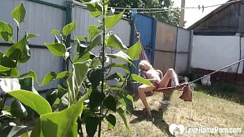 Jouer J'ai surpris mon voisin en train de se masturber furieusement à l'extérieur