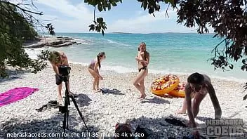 play Trascorrere le vacanze in spiaggia in topless e Miss Pussycat lesbica sbatte il momento privato di Rebeka Ruby