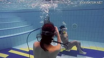 play Adeline viene filmata da una ragazza in piscina
