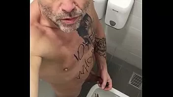 Riproduci Alexhessen1 puttana del bagno pubblico desiderosa di compiacere il preside