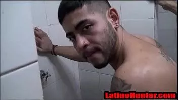 play Necunoscuți latini hetero se dracu fără seamă în dușurile de la sală- latinohunter.com