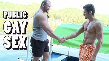 play Gaywire - kaslı kaslı tomm & rudy siyah halka açık alanda çirkinleri çarpıyor