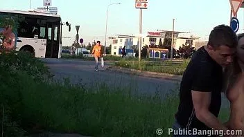 تشغيل بسبب الحجر الصحي، طلب 3 أشخاص خدمة التوصيل من أوبر إيتس إلى زاوية الشارع