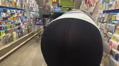 Oynat Walmart'ta Transparan Wedgie'de İri Güzel Kadın MILF